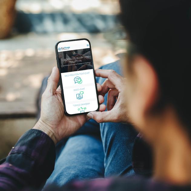 Persona utilizando una plataforma de apuestas online